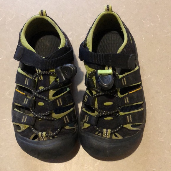 Boys Size 11 Keens - Picture 2 of 6